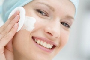 پاک کردن آرایش با محلول طبیعی دست ساز